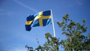 En svensk flagga som vajar i vinden.