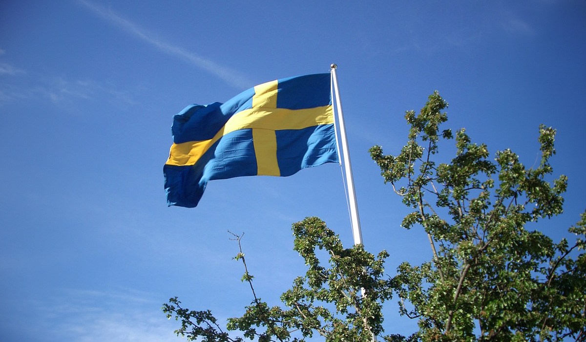 En svensk flagga som vajar i vinden.